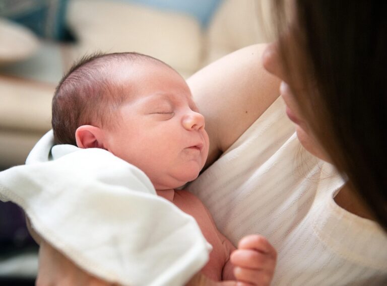 Breastfeeding vs. Bottle-Feeding: What No One Tells You About Feeding Your Baby