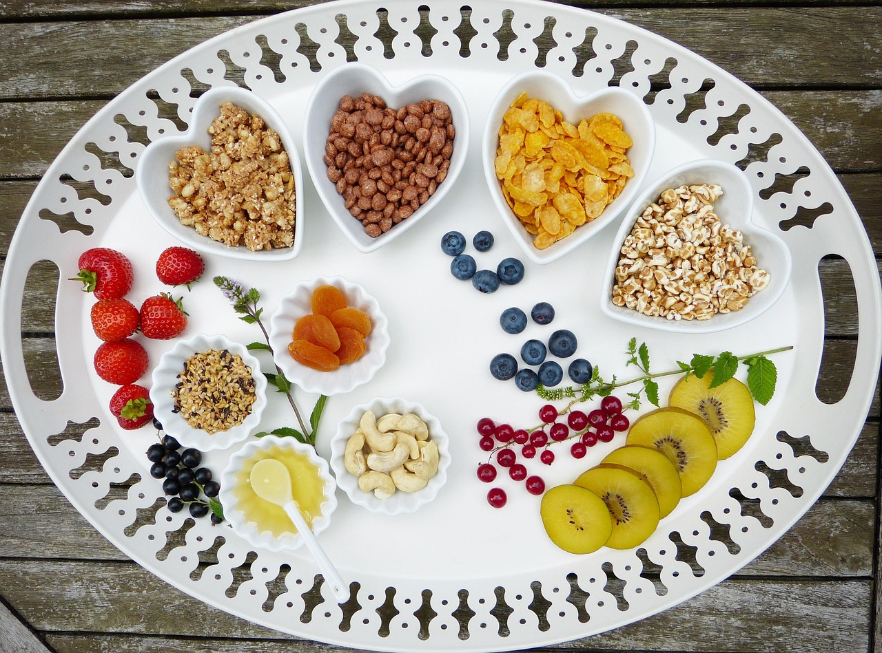 “The Great Debate: Is It Better to Eat Several Small Meals or Stick to Three Regular Meals a Day?”